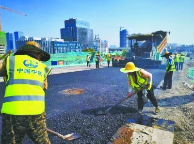 建設(shè)者上&ldquo;蒸&rdquo;下&ldquo;烤&rdquo;保施工進(jìn)度